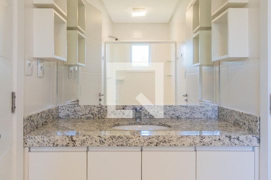 Banheiro do Quarto 1 e 2 de casa de condomínio à venda com 3 quartos, 250m² em Vila Nova, Porto Alegre