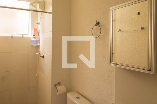 Banheiro de apartamento à venda com 2 quartos, 48m² em Hípica, Porto Alegre