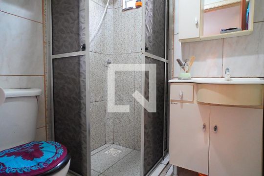 Banheiro de apartamento à venda com 2 quartos, 40m² em Mário Quintana, Porto Alegre