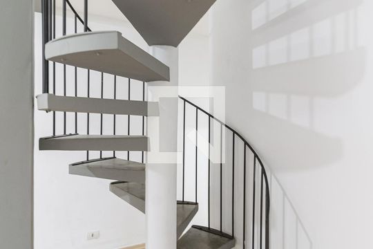 Escada da Sala de casa para alugar com 2 quartos, 100m² em Cidade Vargas, São Paulo