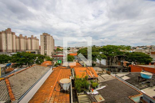 Vista do quintal de casa para alugar com 2 quartos, 280m² em Parque Novo Oratório, Santo André