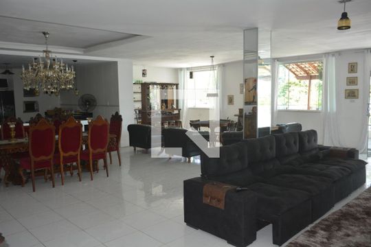 Sala de casa para alugar com 6 quartos, 400m² em Zumbi, Rio de Janeiro