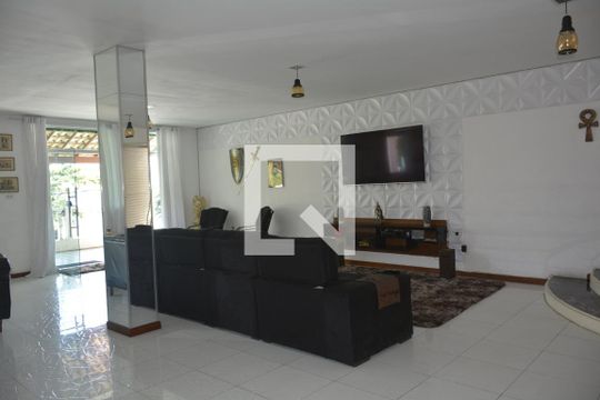 Sala de casa para alugar com 6 quartos, 400m² em Zumbi, Rio de Janeiro