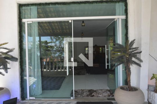 Entrada de casa para alugar com 6 quartos, 400m² em Zumbi, Rio de Janeiro