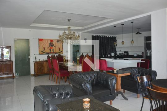 Sala de casa para alugar com 6 quartos, 400m² em Zumbi, Rio de Janeiro