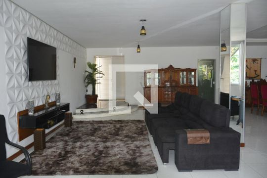 Sala de casa para alugar com 6 quartos, 400m² em Zumbi, Rio de Janeiro