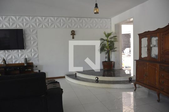 Sala de casa para alugar com 6 quartos, 400m² em Zumbi, Rio de Janeiro