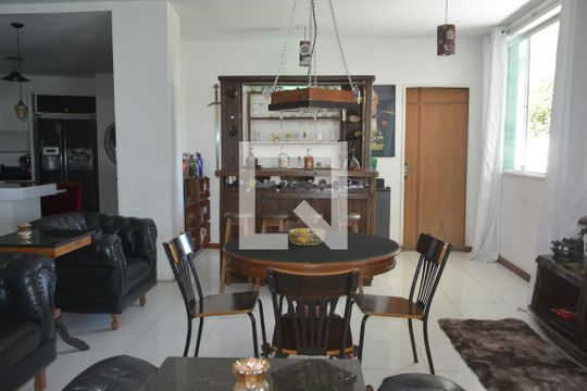 Sala de casa para alugar com 6 quartos, 400m² em Zumbi, Rio de Janeiro
