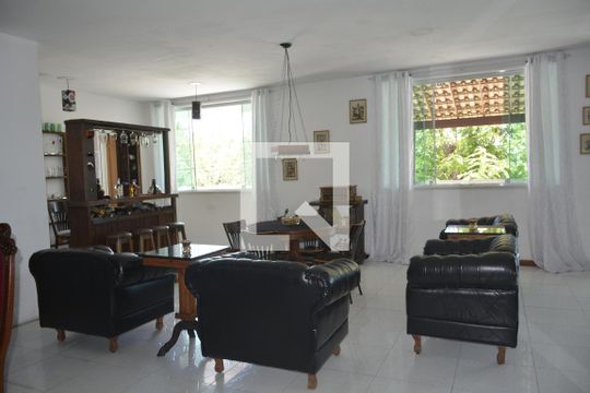 Sala de casa para alugar com 6 quartos, 400m² em Zumbi, Rio de Janeiro