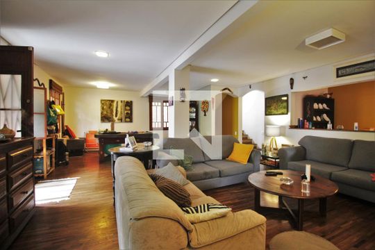 Casa à venda com 4 quartos, 260m² em Jardim Morumbi, São Paulo