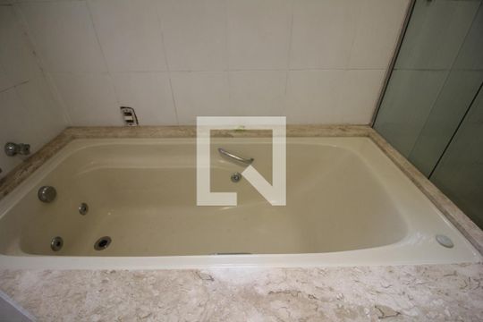 Banheira de casa à venda com 4 quartos, 260m² em Jardim Morumbi, São Paulo