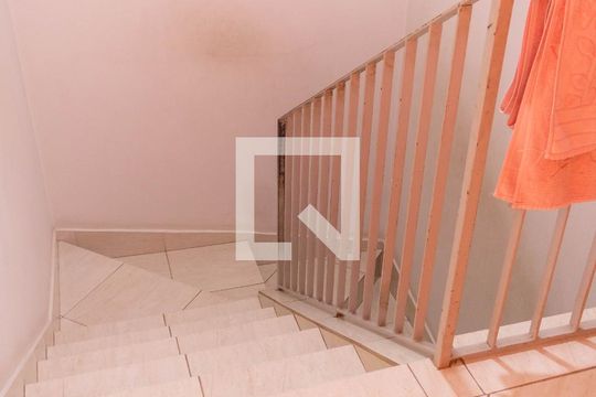 Escadas de casa para alugar com 3 quartos, 150m² em Vila Marari, São Paulo