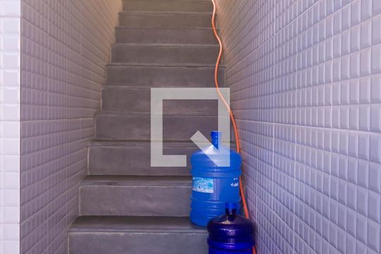 Escada de casa para alugar com 3 quartos, 150m² em Vila Marari, São Paulo