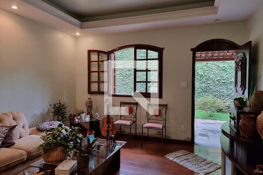 Casa à venda com 4 quartos, 203m² em Jardim Montanhês, Belo Horizonte