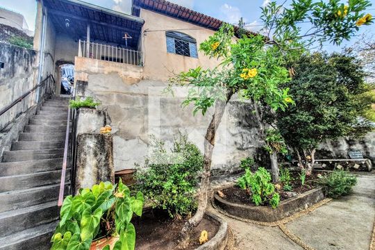 Casa à venda com 3 quartos, 180m² em Caiçaras, Belo Horizonte