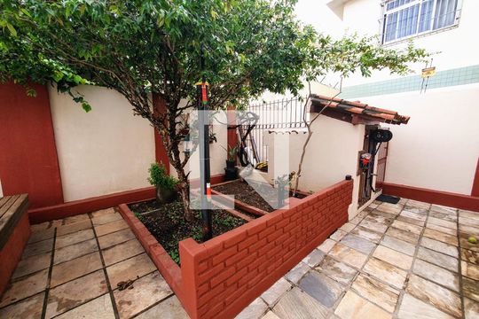 Casa para alugar com 4 quartos, 325m² em Santa Rosa, Belo Horizonte