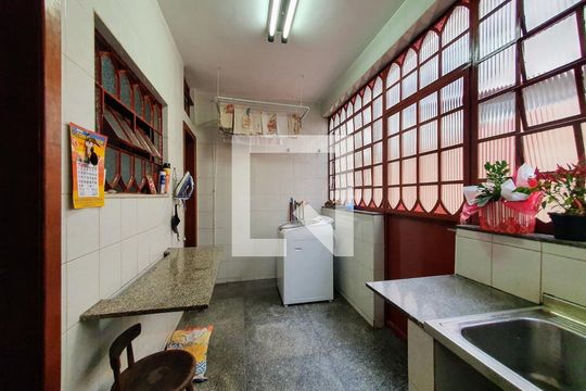 Casa para alugar com 4 quartos, 325m² em Santa Rosa, Belo Horizonte