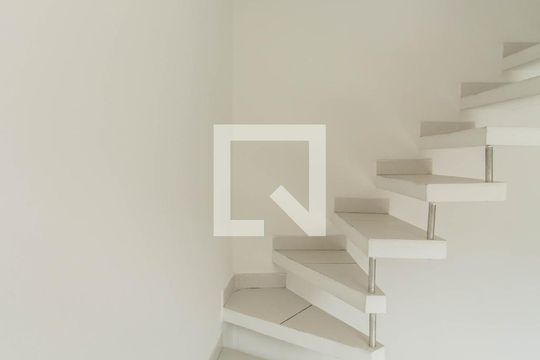 Escada de casa para alugar com 1 quarto, 52m² em Cidade Líder, São Paulo