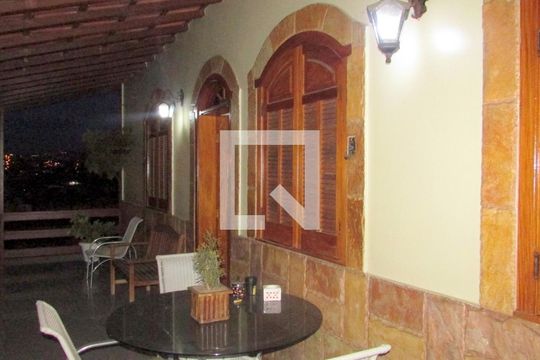 Casa à venda com 3 quartos, 360m² em Nova Cachoeirinha, Belo Horizonte