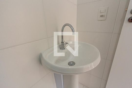 Banheiro de apartamento para alugar com 2 quartos, 32m² em Parque Munhoz, São Paulo
