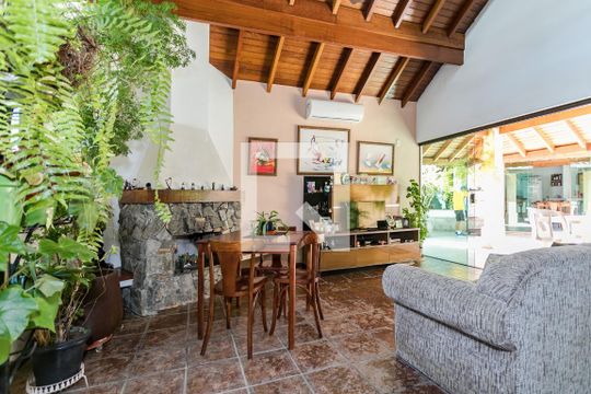Sala de Lareira de casa para alugar com 3 quartos, 306m² em Vila Oliveira, Mogi das Cruzes