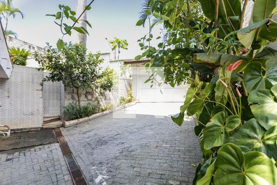 Garagem de casa para alugar com 3 quartos, 306m² em Vila Oliveira, Mogi das Cruzes