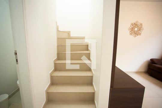 Escada de casa de condomínio para alugar com 3 quartos, 100m² em Vila Moraes, São Paulo