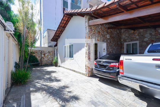 Casa à venda com 4 quartos, 257m² em Planalto, Belo Horizonte