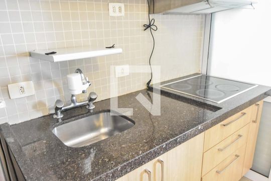 Cozinha de apartamento para alugar com 1 quarto, 48m² em Cidade Monções, São Paulo