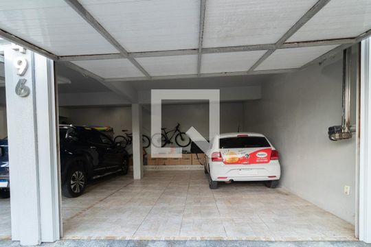 Garagem de casa à venda com 3 quartos, 234m² em Teresópolis, Porto Alegre
