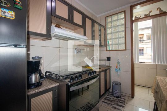 Cozinha de apartamento à venda com 2 quartos, 65m² em Passo da Areia, Porto Alegre
