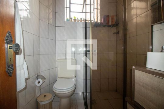 Banheiro de apartamento à venda com 2 quartos, 65m² em Passo da Areia, Porto Alegre