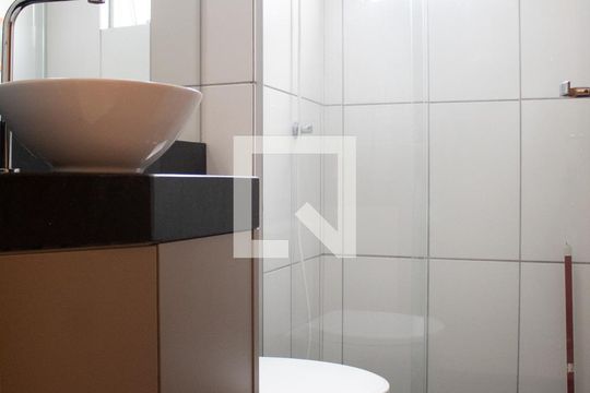 Banheiro de apartamento para alugar com 2 quartos, 48m² em Castelo, Belo Horizonte