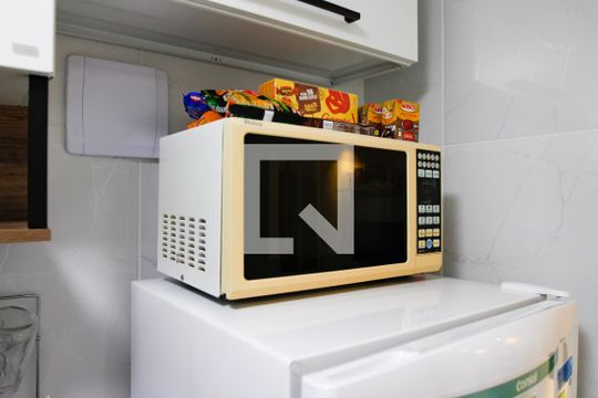 Cozinha de apartamento para alugar com 1 quarto, 37m² em Cocotá, Rio de Janeiro