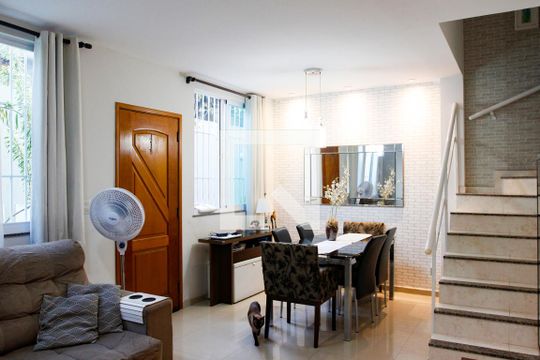 Sala de casa de condomínio para alugar com 3 quartos, 170m² em Zumbi, Rio de Janeiro