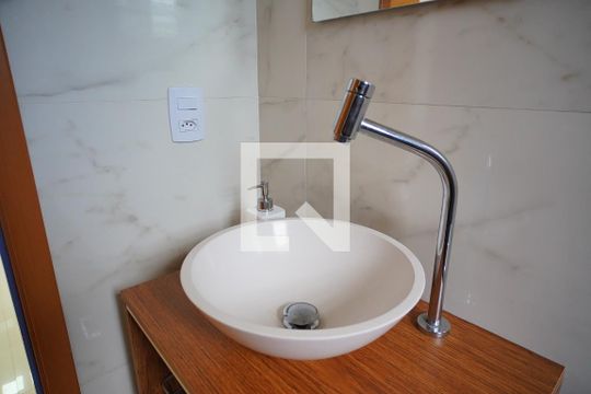 Banheiro de apartamento à venda com 2 quartos, 42m² em Rubem Berta, Porto Alegre