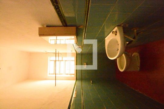 Banheiro de apartamento para alugar com 1 quarto, 60m² em Vaz Lobo, Rio de Janeiro