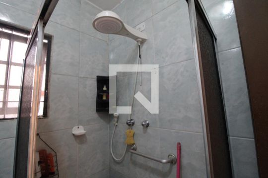 Banheiro comum de casa para alugar com 3 quartos, 180m² em Jardim Guarapiranga, São Paulo