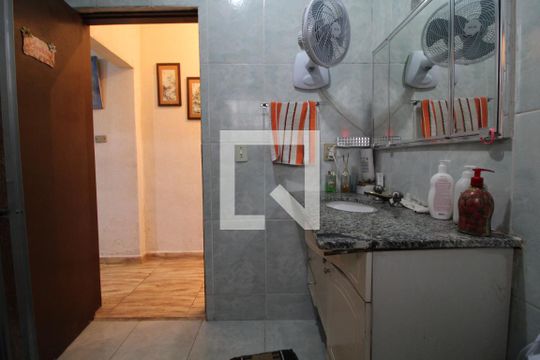 Banheiro comum de casa para alugar com 3 quartos, 180m² em Jardim Guarapiranga, São Paulo