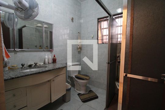 Banheiro comum de casa para alugar com 3 quartos, 180m² em Jardim Guarapiranga, São Paulo