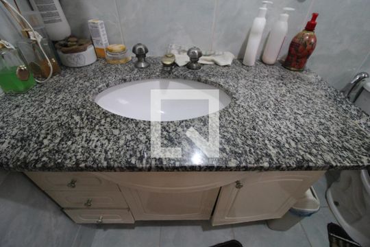 Banheiro comum de casa para alugar com 3 quartos, 180m² em Jardim Guarapiranga, São Paulo