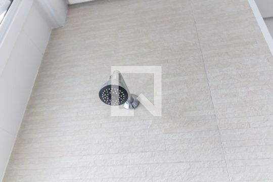 Banheiro de kitnet/studio para alugar com 1 quarto, 43m² em Loteamento Mogilar, Mogi das Cruzes