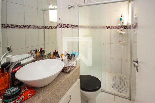 Banheiro da Suite 01 de casa para alugar com 2 quartos, 120m² em Vila Bela, São Paulo