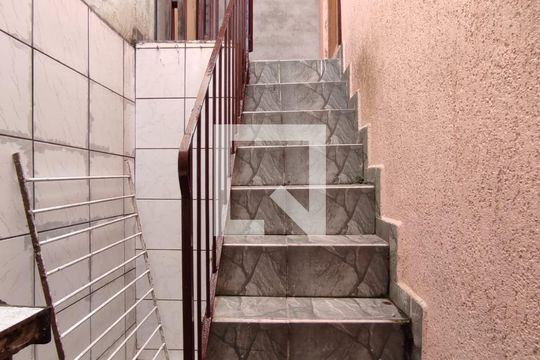 Escada Entrada de casa para alugar com 1 quarto, 45m² em Vila Sílvia, São Paulo