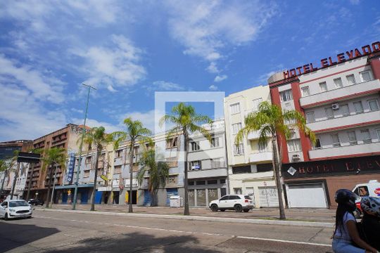 Fachada do Sobrado de casa à venda com 3 quartos, 300m² em Floresta, Porto Alegre