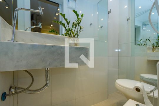 Banheiro de Serviço de apartamento para alugar com 2 quartos, 75m² em Brooklin Paulista, São Paulo