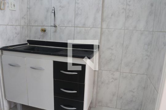 Cozinha de apartamento para alugar com 1 quarto, 25m² em Centro, São Vicente
