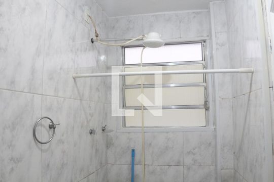 Banheiro de apartamento para alugar com 1 quarto, 25m² em Centro, São Vicente