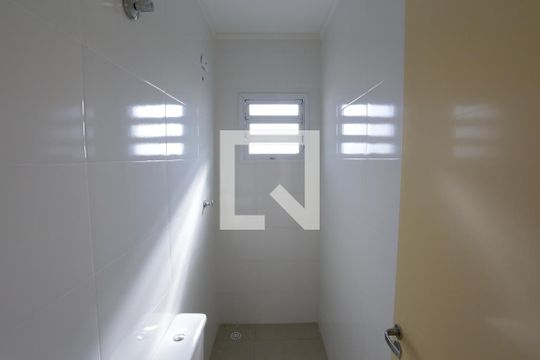 Banheiro de kitnet/studio para alugar com 1 quarto, 25m² em Parque Císperfa, São Paulo