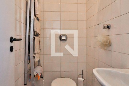 Banheiro de Serviço de apartamento para alugar com 2 quartos, 77m² em Carmo, Belo Horizonte